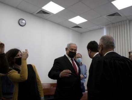 المحكمة تلزم النيابة بتوضيح اختراق هاتف شاهد بمحاكمة نتنياهو