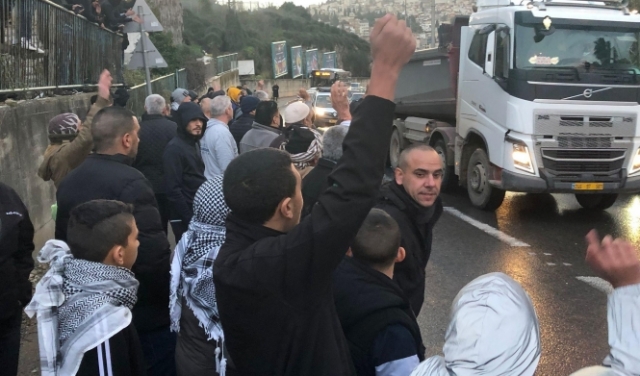 الشرطة تعتدي على متظاهرين ضد الهدم في الناصرة بقنابل الصوت والغاز