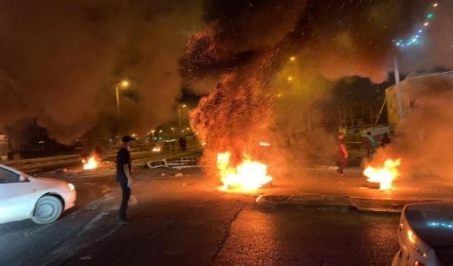 اتهام شبان من شقيب السلام بالاعتداء على صحافي إسرائيلي وإحراق سيارته