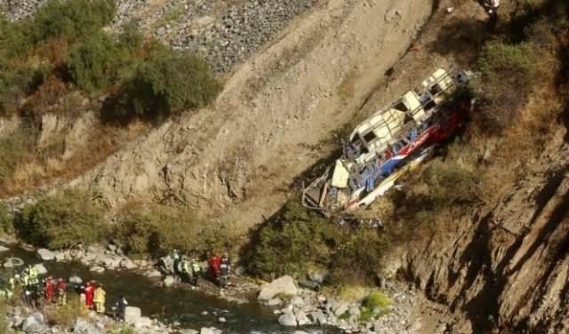 البيرو: 20 قتيلا جراء سقوط حافلة