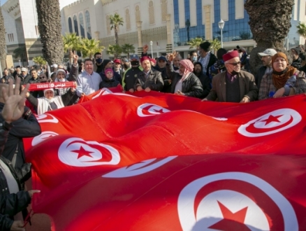 تونسيون يتظاهرون ويطالبون باستقلال القضاء