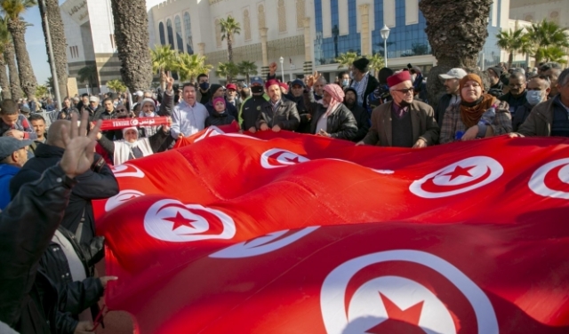 تونسيون يتظاهرون ويطالبون باستقلال القضاء