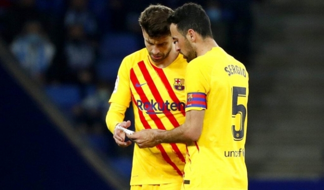 ما سر الورقة في مباراة برشلونة وإسبانيول؟