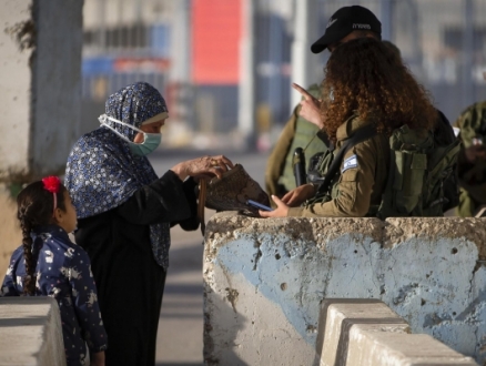 سيدة فلسطينية تطالب بمحاكمة 6 ضباط للاحتلال بسبب تعرضها "لاعتداء جنسي"