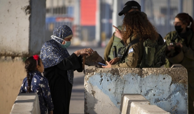 سيدة فلسطينية تطالب بمحاكمة 6 ضباط للاحتلال بسبب تعرضها 