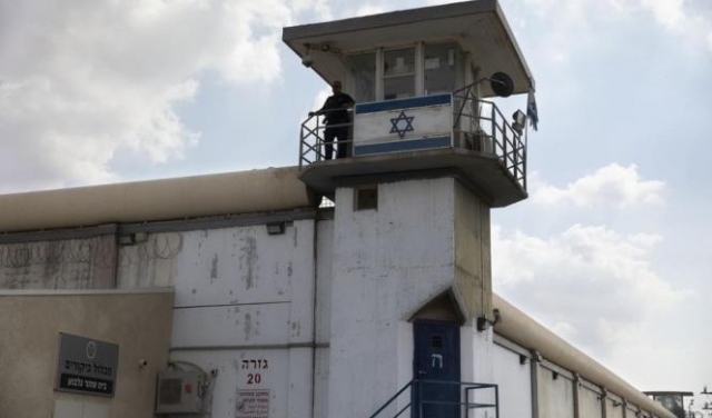 الأسرى الفلسطينيون يغلقون كافة الأقسام في سجون الاحتلال
