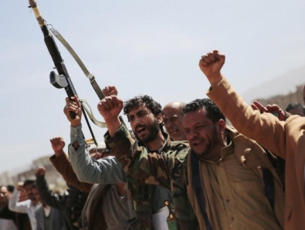 الحوثيون يستهدفون أحياء سكنية بـ5 صواريخ باليستية