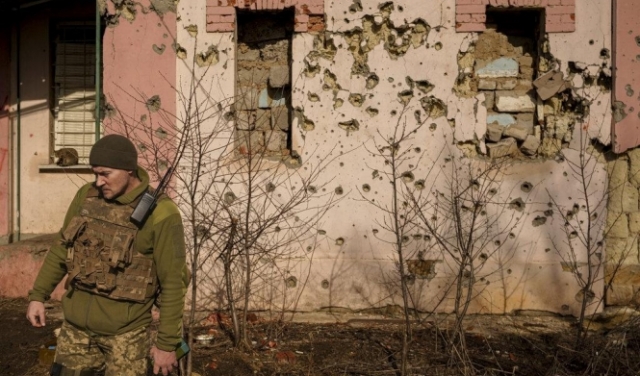 مقتل جنديين وإصابات في قصف شرق أوكرانيا
