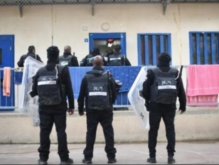 سجن "رامون": اشتباكات بين الأسرى والسجانين