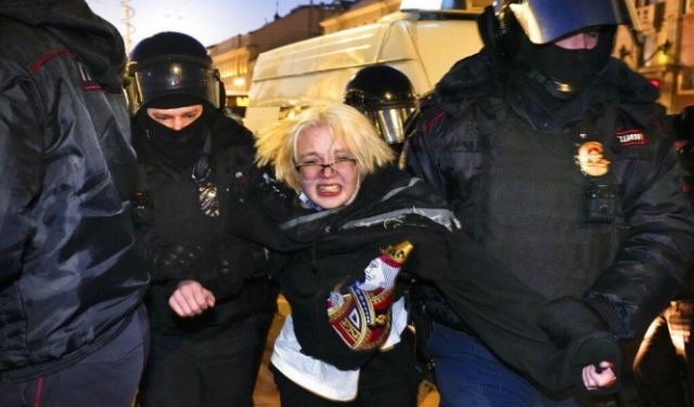 روسيا: اعتقال أكثر من ألفي مشارك في تظاهرات جديدة تنديدا بالحرب