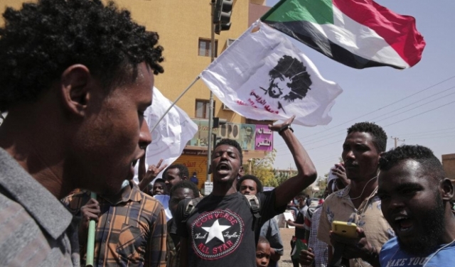 مقتل متظاهر خلال احتجاج آلاف السودانيين على الانقلاب العسكري