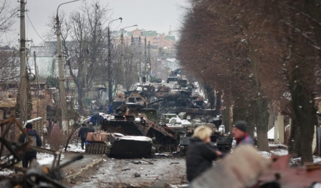 رتل عسكري روسي مدمر على أعتاب مدينة بوتشا الأوكرانية