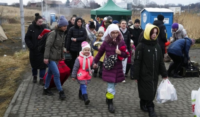 فرار 1.2 مليون شخص من أوكرانيا وروسيا تسمح بممرات آمنة