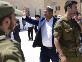 بن غفير يشهر مسدسه صوب فتية فلسطينيين قرب مخيم العروب