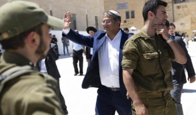 بن غفير يشهر مسدسه صوب فتية فلسطينيين قرب مخيم العروب