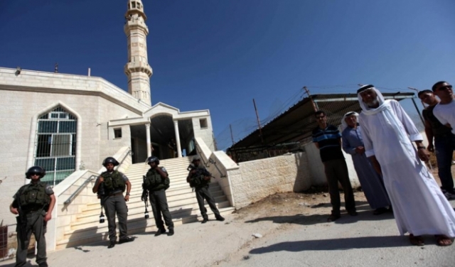 الاحتلال يُخطر بمنع الصلاة بمسجد 