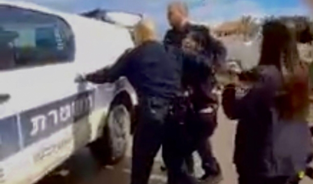 الطيرة: الشرطة تعتدي على شابّة وتحتجزها بسبب رخصة قيادة