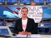موظفة بقناة روسية تتمرّد وتقتحم استوديو البث المباشر وتعترض على الحرب