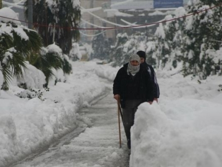 حالة الطقس: ماطر وبارد وثلوج فوق القمم العالية