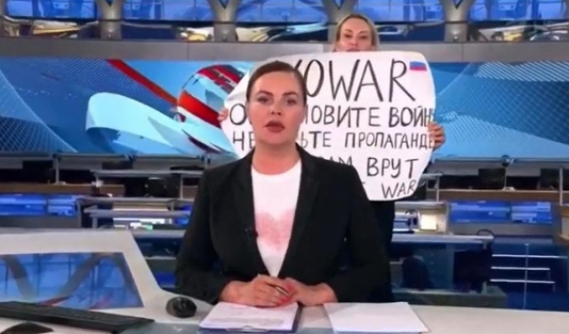موظفة بقناة روسية تتمرّد وتقتحم استوديو البث المباشر وتعترض على الحرب