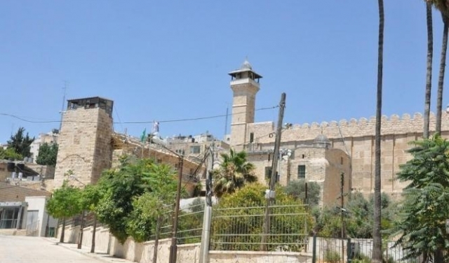 قوات الاحتلال تعتلي سطح مسجد الحرم الإبراهيمي بالخليل