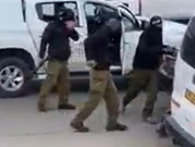 النقب: العرب يتعرّضون لاعتداء عنصريّ بزيٍّ شرطيّ