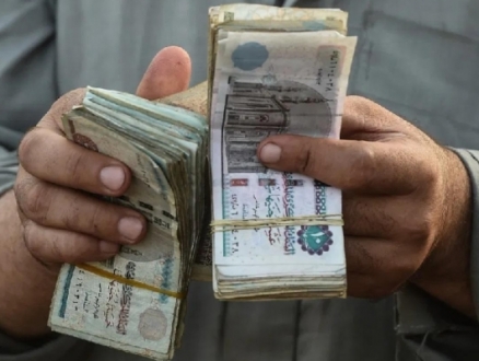 هبوط سعر صرف الجنيه المصري مقابل الدولار بنسبة 11%