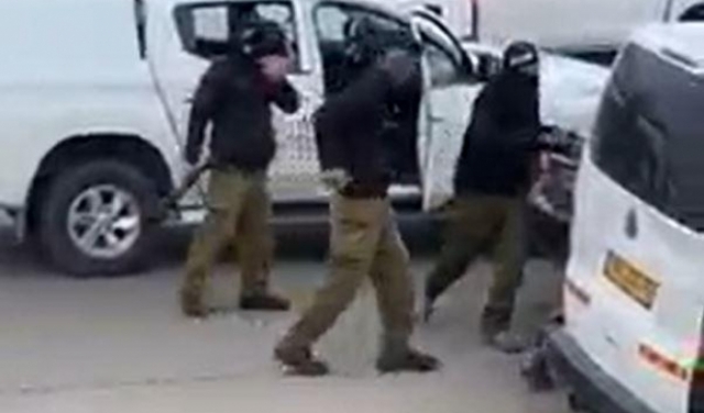 النقب: العرب يتعرّضون لاعتداء عنصريّ بزيٍّ شرطيّ