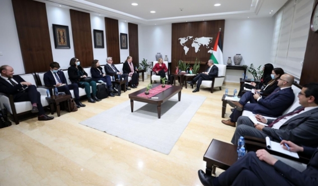 مفوض الاتحاد الأوروبي يبحث برام الله الدعم المالي للفلسطينيين