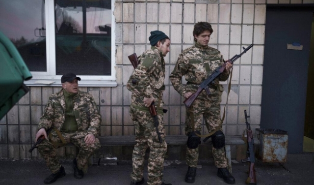 ضباط كوماندوز إسرائيليون يدربون أوكرانيين على القتال