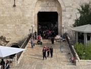 القدس المحتلة: الشرطة تعتقل شابا وتنصب سياجا حديديا عند باب العامود
