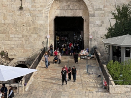القدس المحتلة: الشرطة تعتقل شابا وتنصب سياجا حديديا عند باب العامود