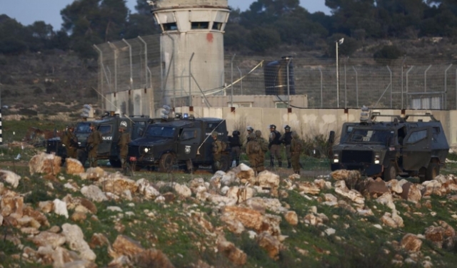 الاحتلال يقمع العمال الفلسطينيين عند فتحات الجدار