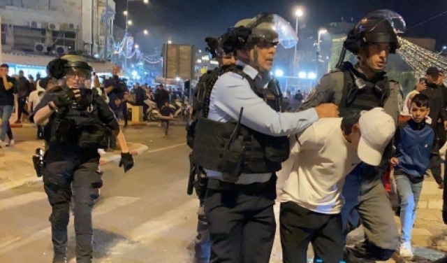 اعتداءات للاحتلال واعتقالات في باب العامود