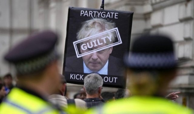 بريطانيا: جونسون يرفض الاستقالة عقب انتهاك القانون