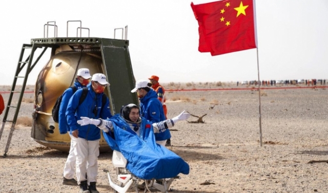 بعد 6 شهور في الفضاء: عودة رواد فضاء صينيين إلى الأرض