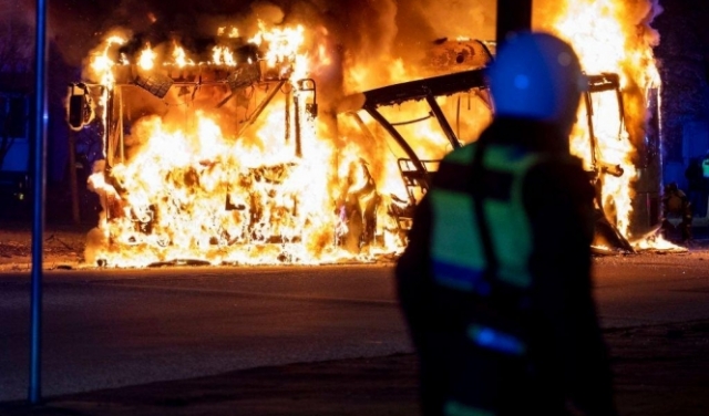 السويد: يمينيون متطرفون يحرقون نسخا من القرآن الكريم واندلاع مواجهات