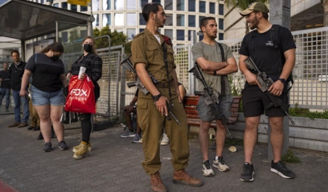 الحكومة الإسرائيلية تتخذ إجراءات لزيادة عدد المسلحين في المناطق الحضرية