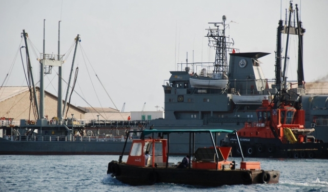 إيران تحتجز سفينة أجنبية في الخليج تحمل 