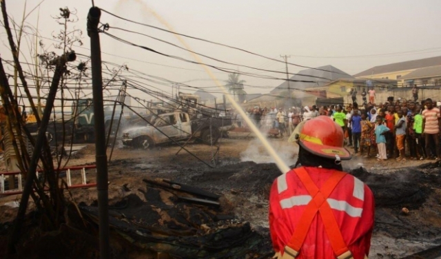 نيجيريا: مقتل 80 شخصا إثر انفجار مصاف للنفط