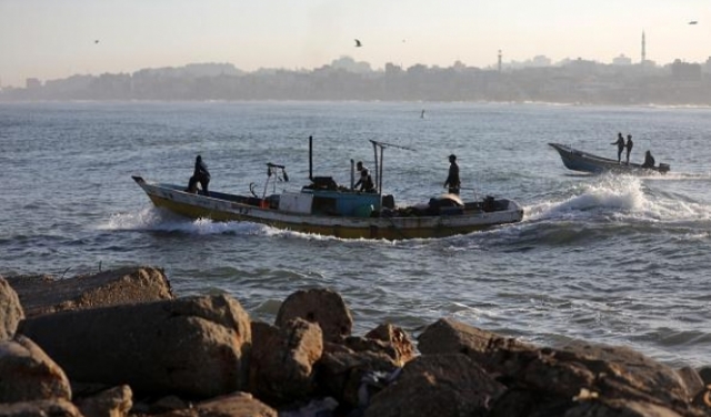 الاحتلال يعتقل 3 صيادين قبالة شواطئ غزة