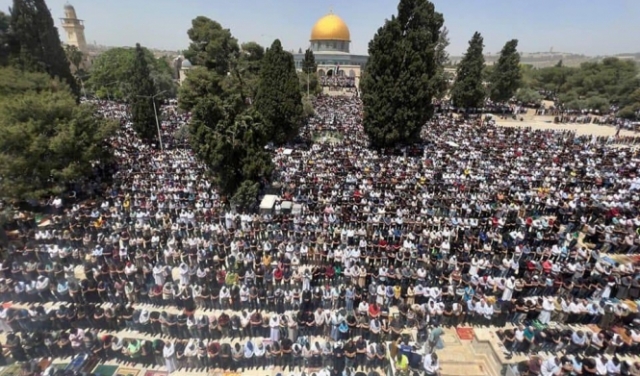 القدس: جموع الفلسطينيين تؤدي صلاة 