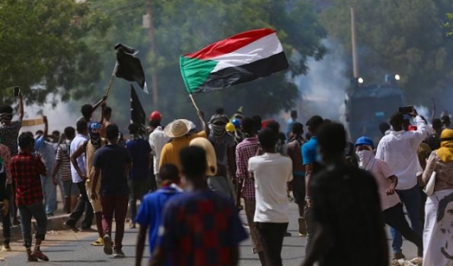 السودان: المئات يتظاهرون للمطالبة بعودة الحكم المدني