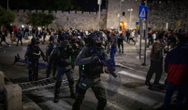 عشرات المصابين والمعتقلين خلال اعتداء الاحتلال على مشيّعي الشهيد وليد الشريف في القدس