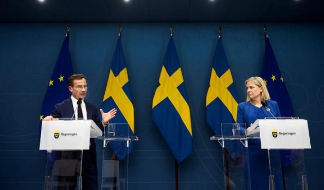 سفيرا السويد وفنلندا يقدمان طلب انضمام بلديهما إلى 