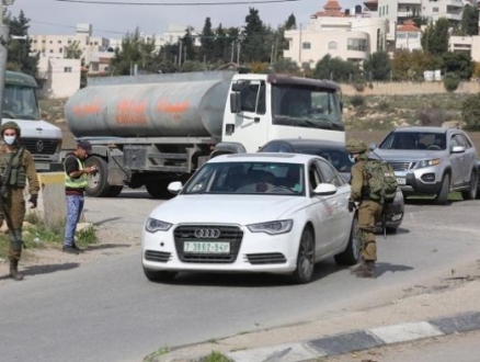 حاجز حزما: إطلاق النار على سيارة فلسطينيّة بزعم محاولة دهس جنود الاحتلال