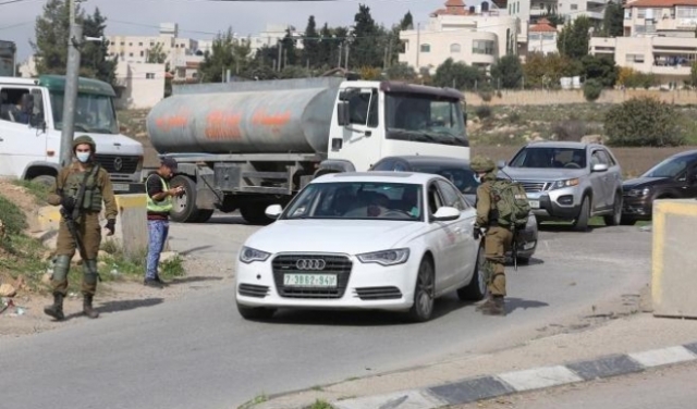 حاجز حزما: إطلاق النار على سيارة فلسطينيّة بزعم محاولة دهس جنود الاحتلال 