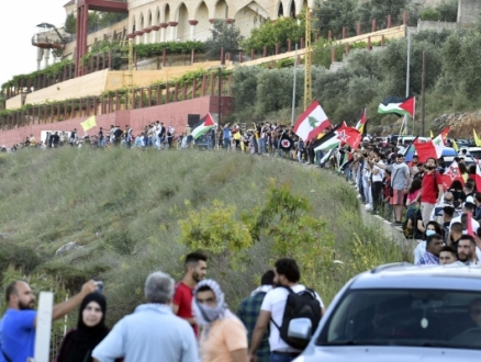 الجيش الإسرائيلي يستهدف متظاهرين جنوبي لبنان بالقنابل المدمعة