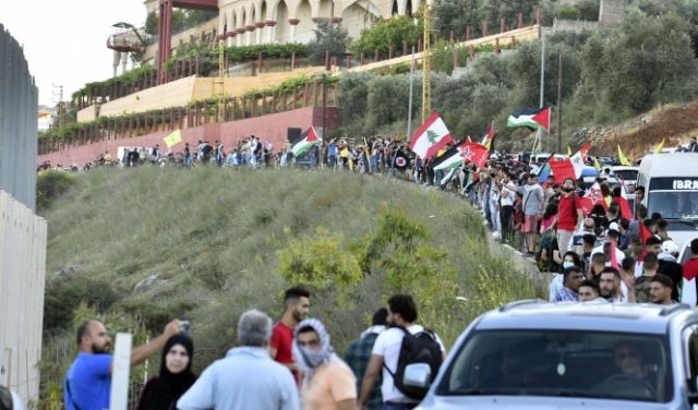 الجيش الإسرائيلي يستهدف متظاهرين جنوبي لبنان بالقنابل المدمعة