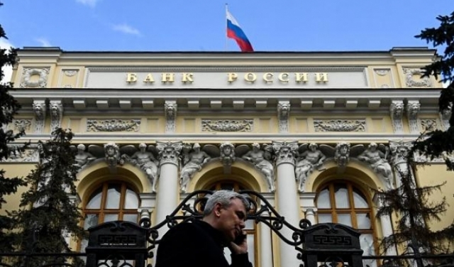 البنك المركزي الروسي يخفض معدل الفائدة للسيطرة على الروبل